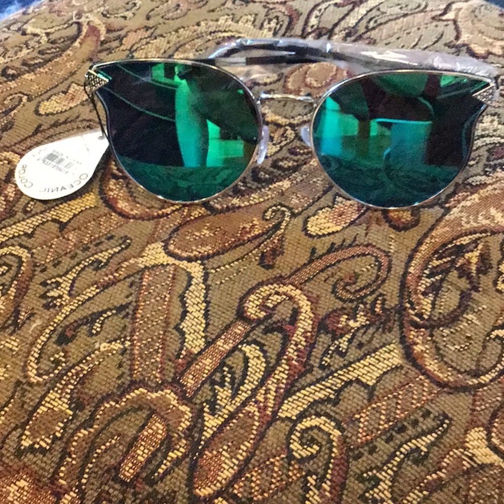 Mirrored sunglasses